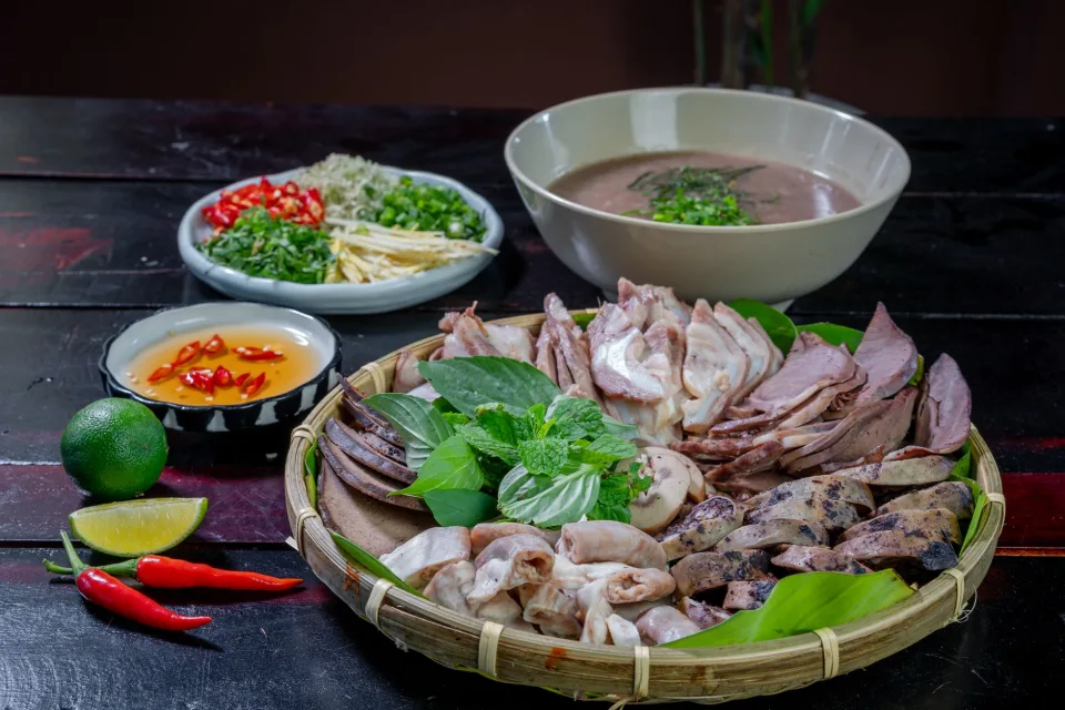 Bàn nướng đông khách tại Chè Chi